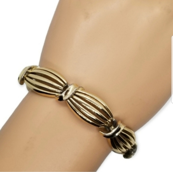 LISNER VINTAGE GOLDTONED SCALLOPED DESIGN LINK BRACELET - Picture 2 of 6